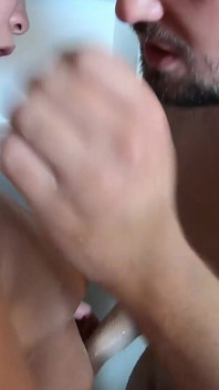 Wifebucket amateurs - ze was vies, dus ik hielp haar schoon te maken onder de douche