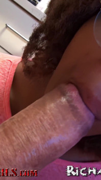 La bella ragazza nera succhia il mio grosso cazzo bianco e io sborro nel suo afro... Di nuovo