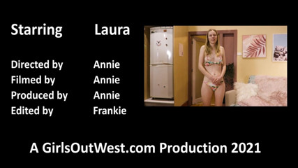 Girls Out West: Nettes blondes teen mit kleinen titten fingert ihre haarige muschi...