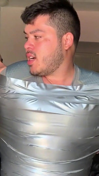 Gordo cara seguido em casa por fita adesiva louca cadela (episódio 1 de 2)
