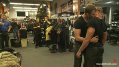 Bound in public: Jessie Colter wird im Mr. S Leather Store geknallt