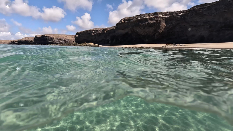 Emma Voyeur: Naken MILF simning med anal plug under vattnet