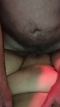 Amatör cuckold make tillät sin vän att knulla och creampie sin fru på fest