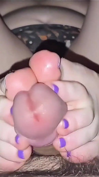 Footjob waktu malam yang menggelegak