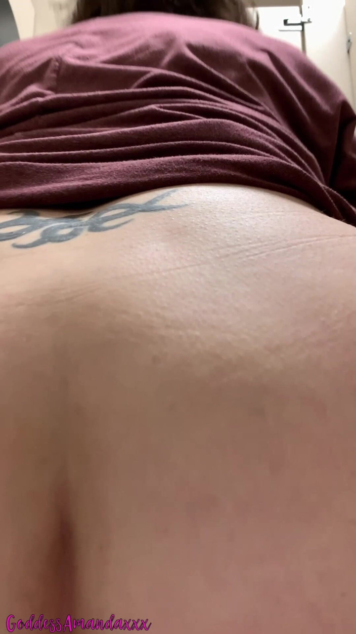 Goddess Amanda: La Sexy Mora Lo Ama Quando La Guardi Fare Pipì