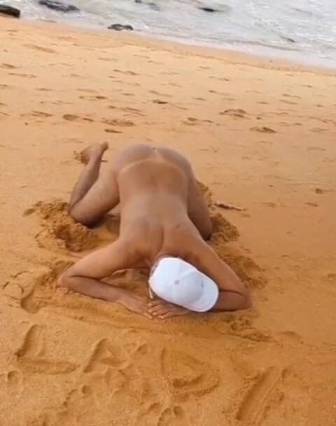 Ladysilvas: Çıplak ladysilva plajda bronzlaşmış ateşli götünü seksi işaretle gösteriyor