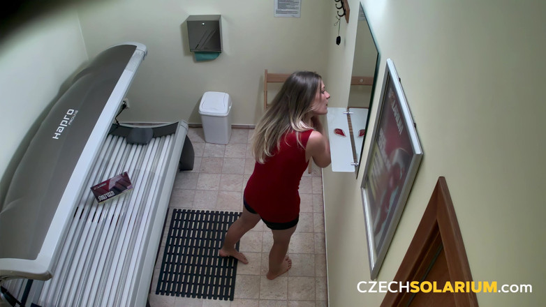 Czech Solarium: Czech Solarium 315: Wanita seksi menunjuk-nunjuk di solarium