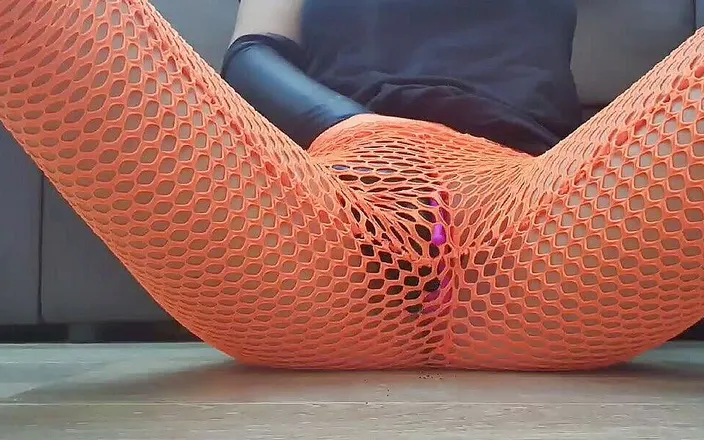 Putana dreams: Hard masturbation in leggings. Teen squirting a lot