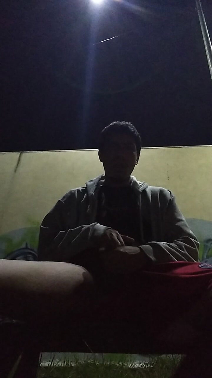 AlexAlejandro13: Чоловік без теплої сорочки в парку з єдиним светром на теплі