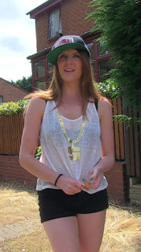 Samatha Bentley pisse dans la nature