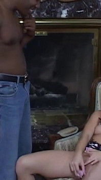 Loira gata recebe seu cu apertado martelado fundo por um enorme bbc