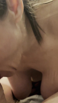 Reife milf lutscht das ganze sperma aus und schluckt jeden letzten tropfen