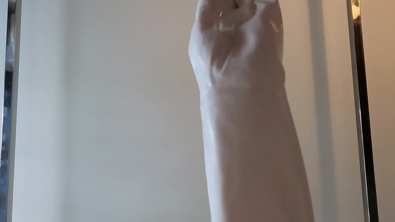 Lady Lazarus: Nahaufnahme mit handschuhen beim analfisting