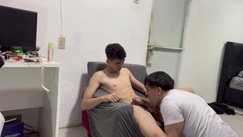 krisbadboy: Giovane scopa il patrigno mentre i suoi genitori non sono...