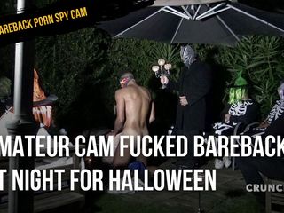 BAREBACK PORN SPY CAM: Amateur cam zonder condoom geneukt &#039;s nachts voor Halloween