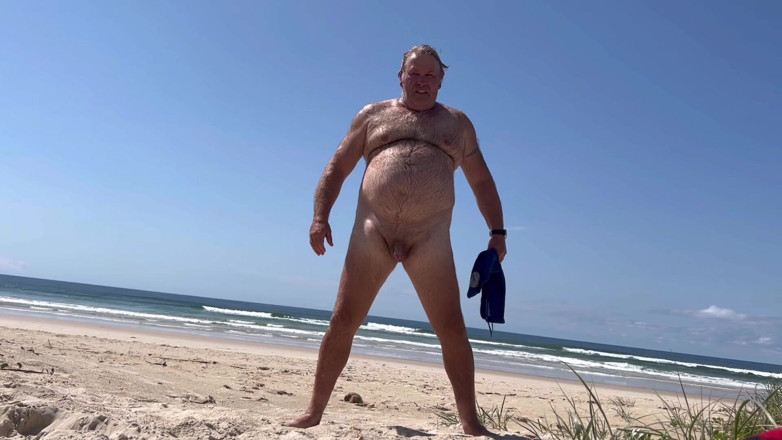 WeAreFukBunnies: Fukbunnies en una playa con mirando y masturbándose