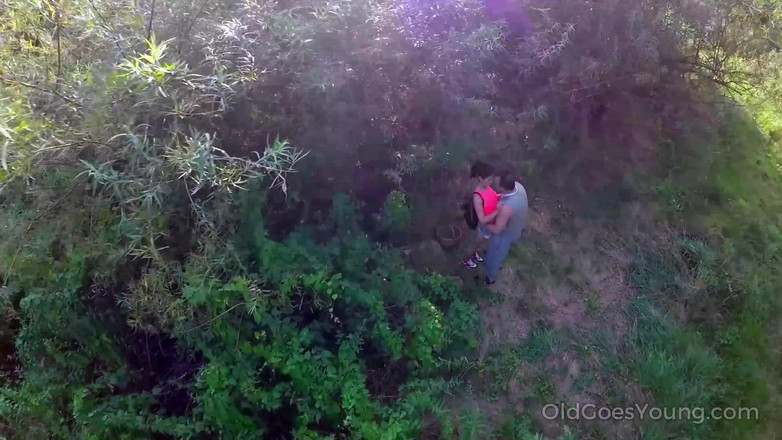 Old Goes Young: La riunione accidentale nella foresta porta a una scopata alla...