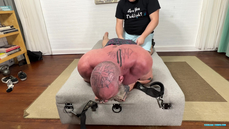 Ticklish Chubs: Jilat dubur langsing dikongkek