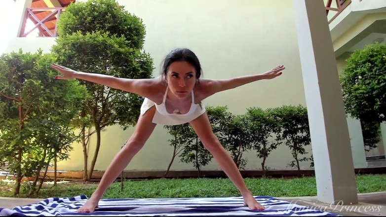 Princess Monica: Aliran Yoga sensual: Menghayati Sensual Keseimbangan dan Keinginan