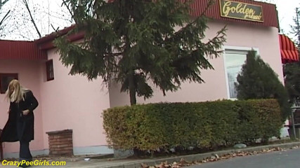 Crazy pee girls: Güzellik çalıların arkasında sokakta işiyor