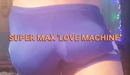 Bulto monstruo en traje de baño de Lycra