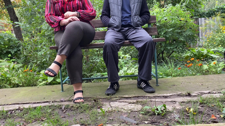 OurFetishLife: Orta yaşlı seksi kadın sokakta işeme fetişine bayılıyor