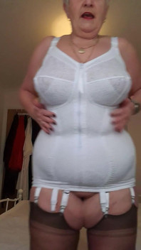 Hemgjord corselette och fitta retas