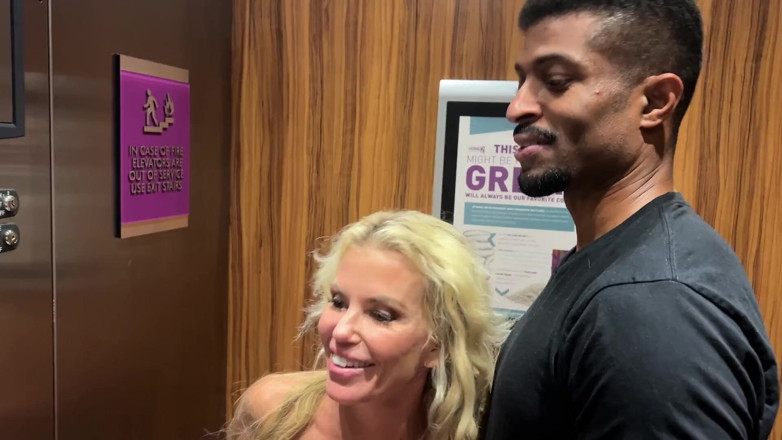 Tatiana Steele: Milf Tatiana Steele ontmoet en wordt hard geneukt door Bobby...