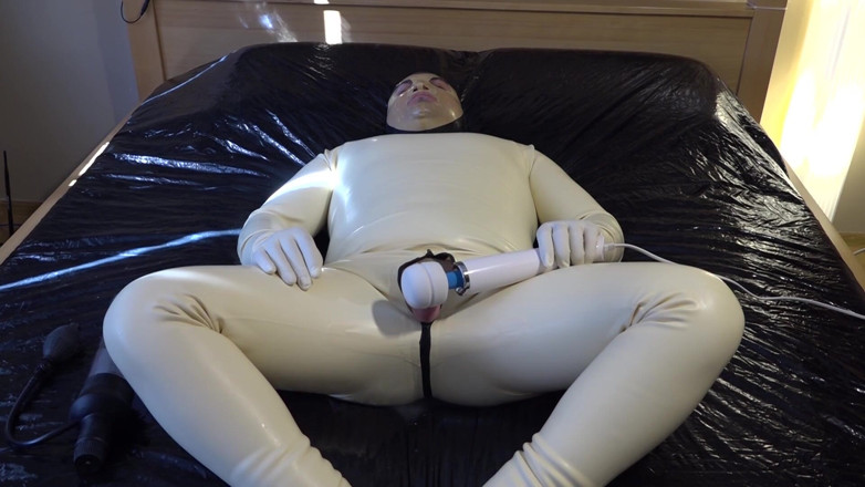 Latex Danielle Cum Slave: Danielle, în latex, spermă sclavă!