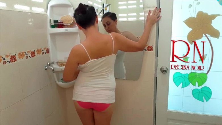 Regina Noir: Kız duşta tişörtlü ve şortlu banyo yapıyor. Duşta çıplak gösteri