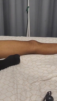 Mestre barbudo amarrando as pernas do garoto e permitindo que ele goze