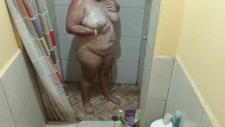 Stepmom_with_big_tits: 이 샤워는 내 가슴이 너무 좋아서 뜨겁게 끝났어