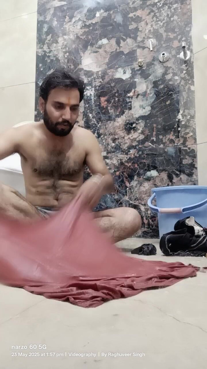 Rajasthani-old-lover: Indický desi muž si užívá sprchu a domácí povinnost