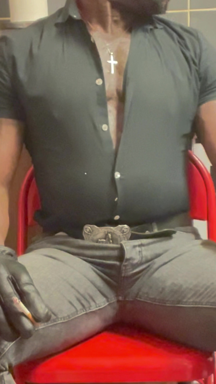 Black smoking muscle stepdad: Siyah deri sigara içen baba