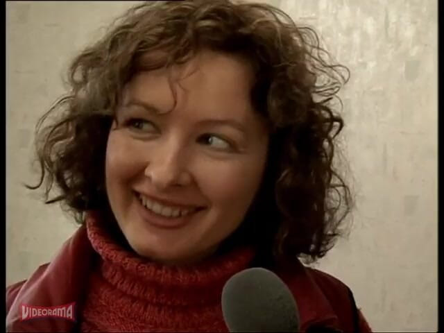 Videorama: Миловидна леді зі скуйовдженою зачіскою отримує задоволення від сексу