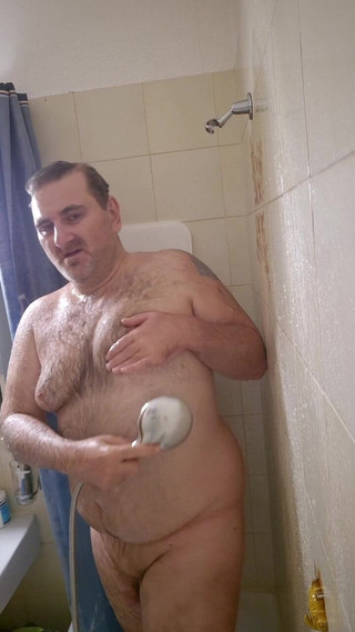 ChubbyDaddyBearLuka: Molliger papi-bär duscht