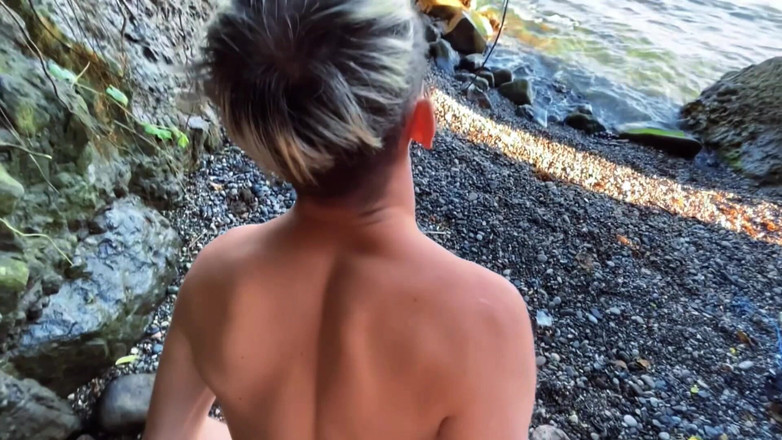 Nick Lewis: Young Twinks chết tiệt trên một bãi biển hoang dã