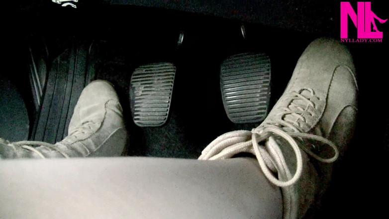 Nyllady: Conducción y bombeo de pedal en botas planas suaves