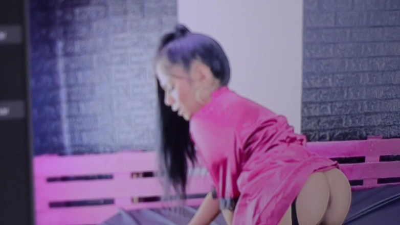 Naty Delgado: Nevinná otrokyně je ovládána jejím šéfem a dostane její těsný zadek...