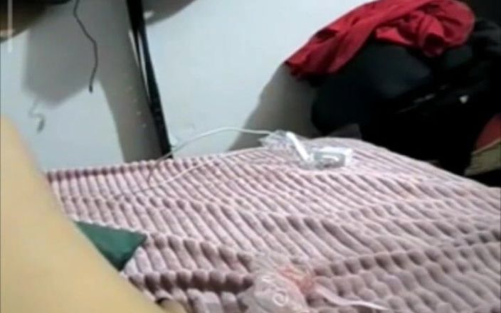 ChickenNDBeard: Une pute avec un nouveau jouet s’amuse bien