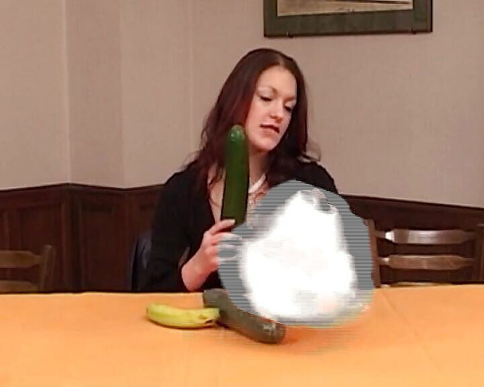 Enjoy German porn: Krásná německá brunetka si hraje se dvěma tvrdými ptáky a...