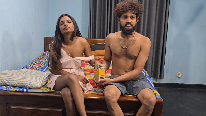 Shashi X: Assista tv com meu meio-irmão, eu chupo seu pau e...