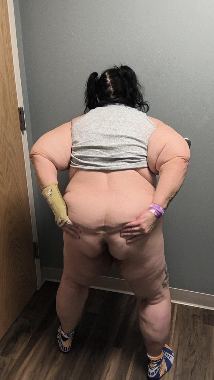 HerculesnVENUS: Вона така до біса розбещена потирає свій клітор швидко