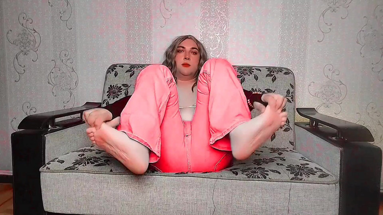 Kitty_Cross: Deslumbrante Femboy com lábios brilhantes soprando beijos macios