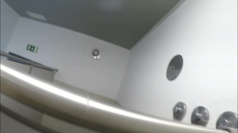 AmateurBoysPissing: Chico Atrapado Sacudiendo Su Polla Sin Cortar En Baños Públicos