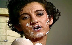 No depth limit for her pussy and ass: splendida bottiglia di champaign shove milf nella sua figa cremosa