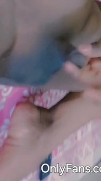 Tiny Dick Sissy Strip tachinare și show bleg Micul clitoris încearcă să se masturbeze