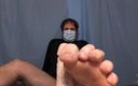 Adam Castle Solo: Мужчина-медсестра делает пациентке дрочку ногами