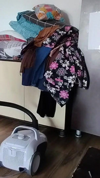 Bruna figa pelosa che balla nuda in giro per la casa. Amatoriale moglie figa pelosa, culo grosso.