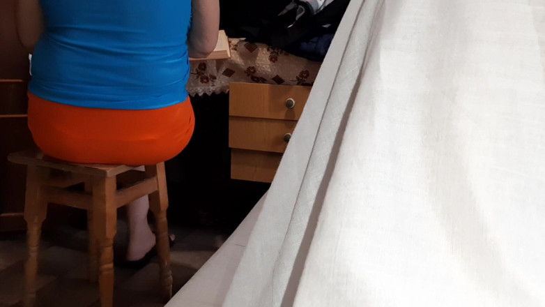 Lesbian-candys: Komşum dönem ödevini yazarken, kız arkadaşı beni baştan çıkarıyor ve aynı anda...